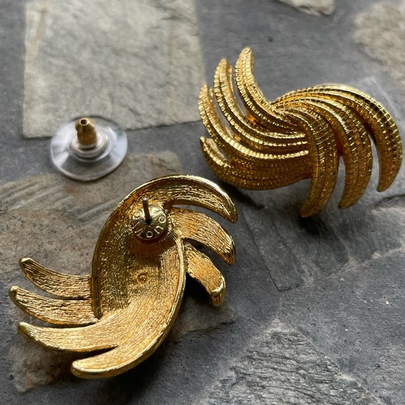 SOLD ⭐️ Vintage Monet 1980 14K GP Earrings - Picture 6 of 9